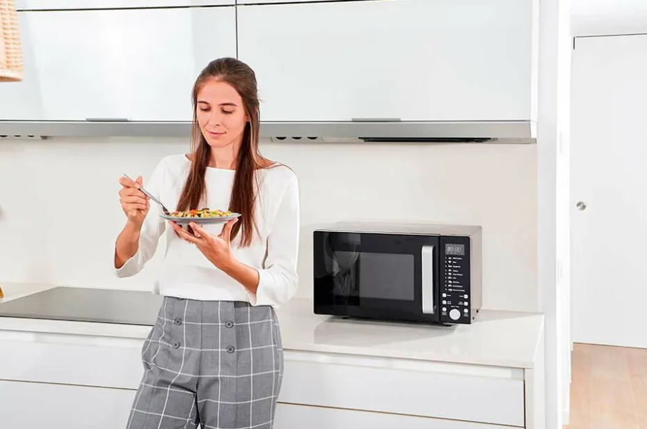 Black & Decker Mikrobølgeovn med grill 23L. 900 W effekt