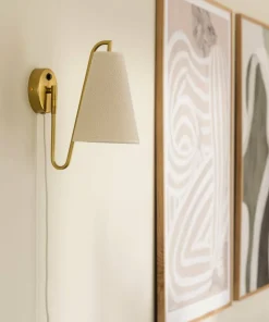 Globen Lighting Vegglampe Lou Hvit bouclé/bronse