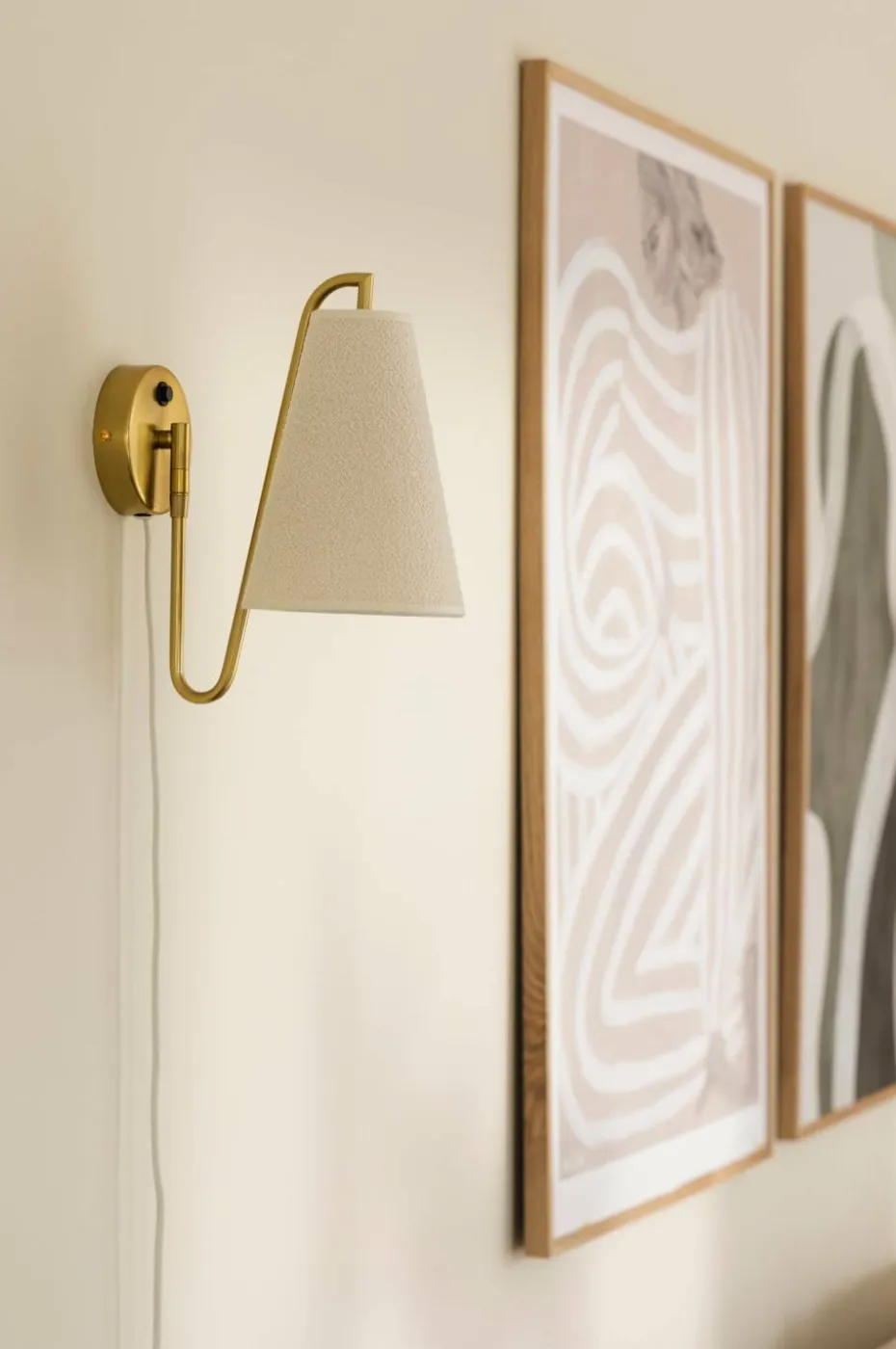Globen Lighting Vegglampe Lou Hvit bouclé/bronse