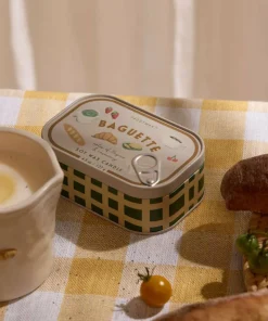 Paddywax Bistro Fransk baguette-lys i tinn med trykk - Rosmarin timian