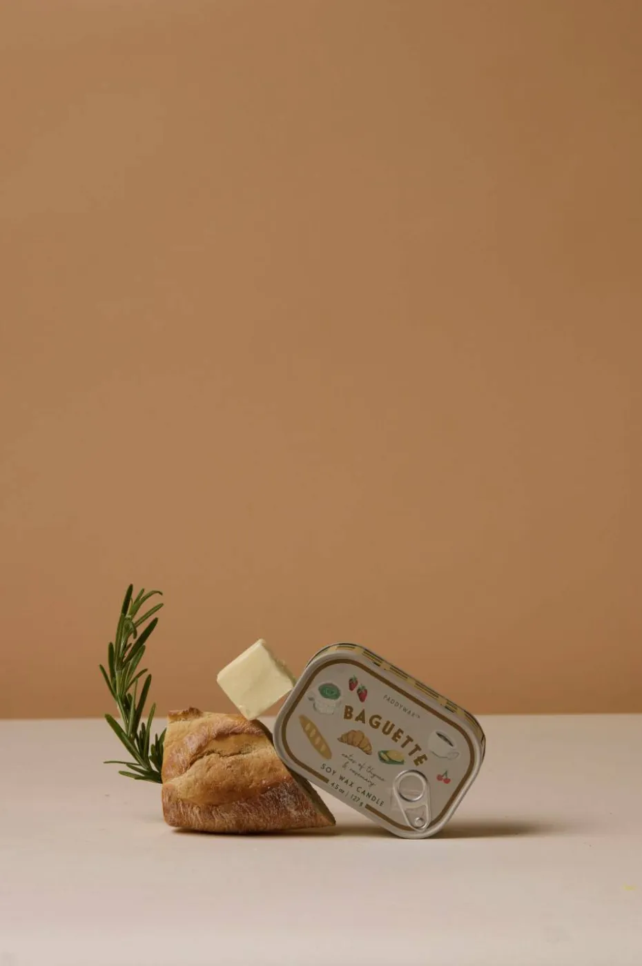 Paddywax Bistro Fransk baguette-lys i tinn med trykk - Rosmarin timian