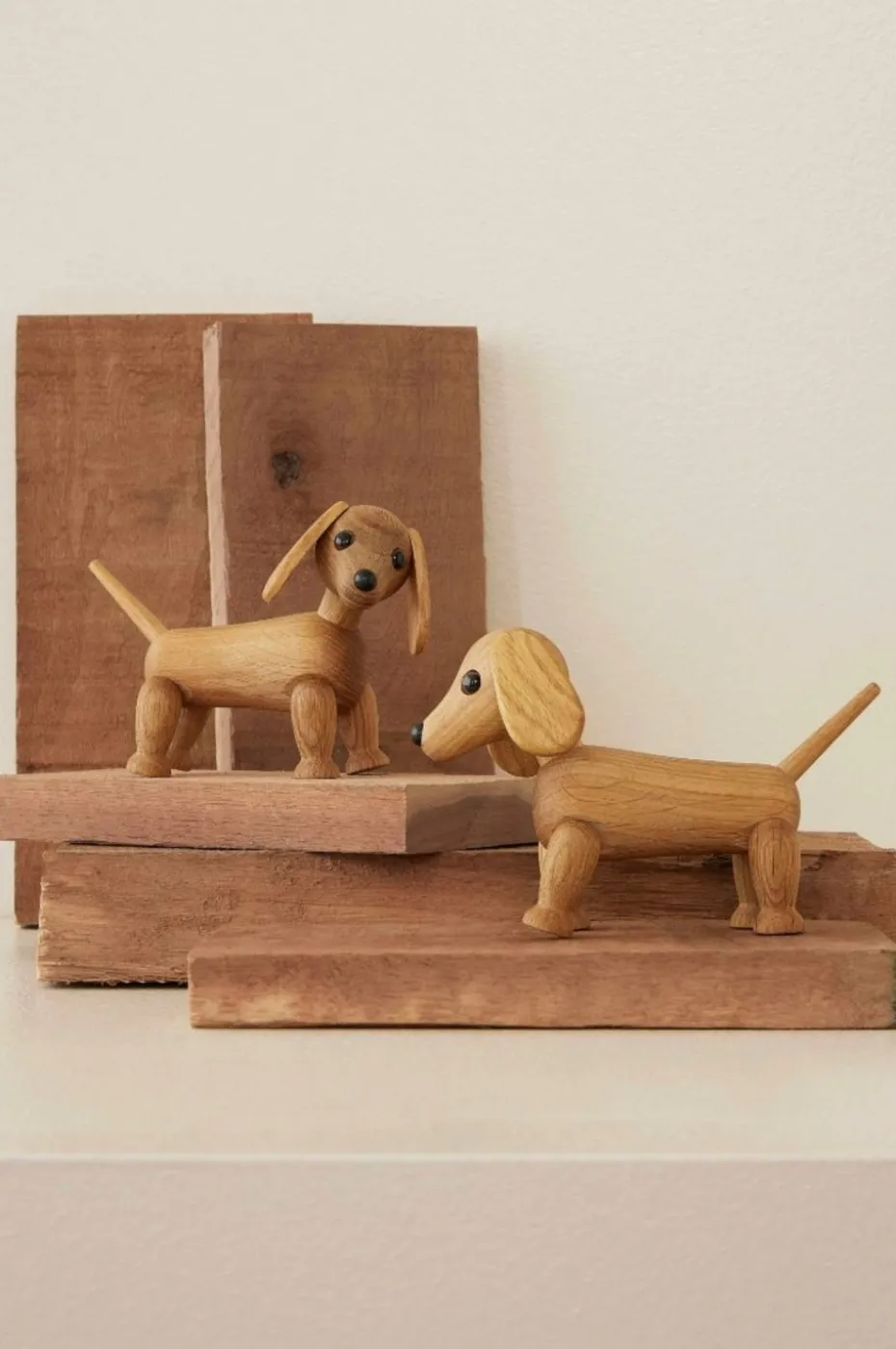 Spring Copenhagen Dekorasjon i tre Amigo Dachshund 15 cm